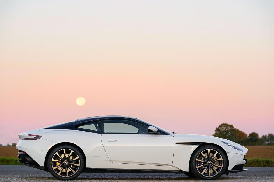  Aston Martin DB11 V8 2017 года  (UK) (фото 2 из 40)